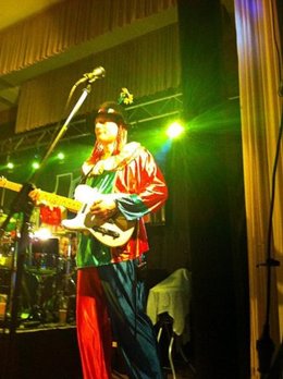 livebild im Clownkostuem